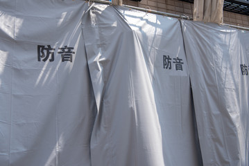 解体工事の音はどこまで許容される？近隣トラブルを防ぐ「騒音対策」と「法規制」