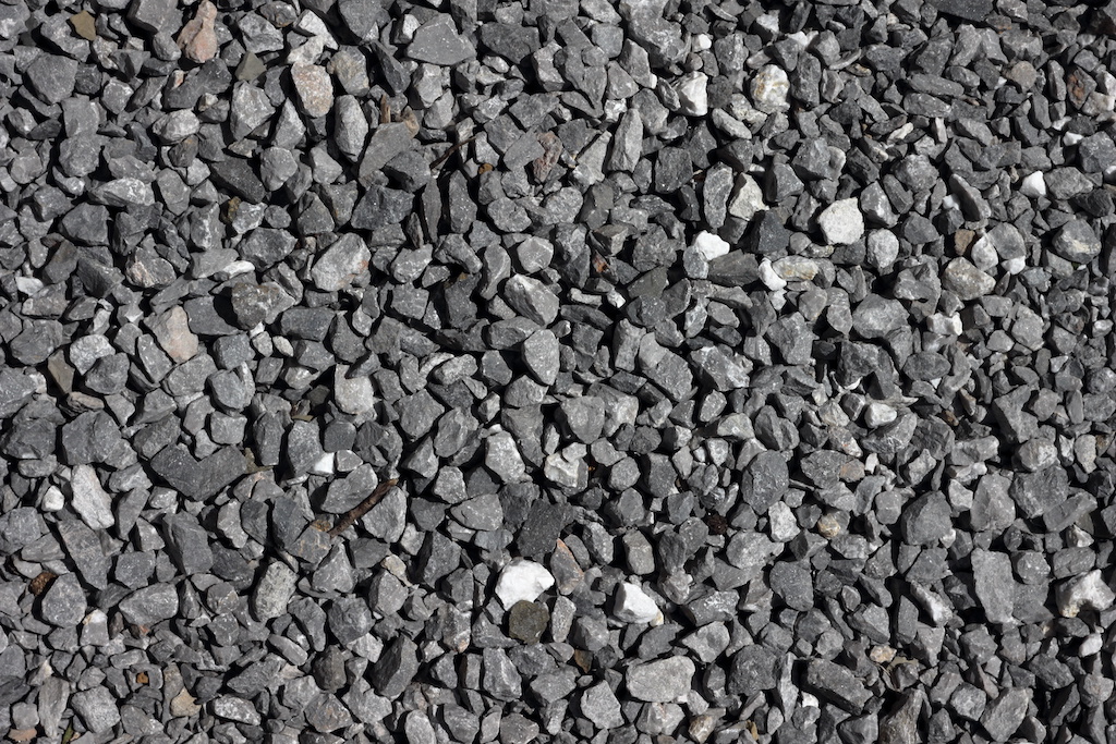 砂利道や狭い私道の先にある家は解体できる？「重機が入らない」現場の費用対策と近隣配慮